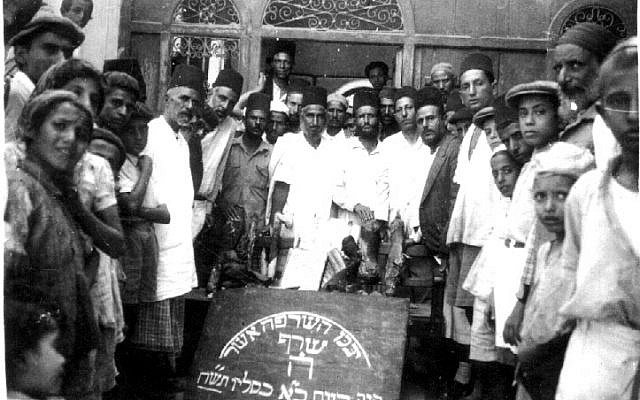 1947 – Jewish community of Aden in the aftermath of the riots. (Image courtesy of Danny Goldsmith and Aden Jewish Heritage Museum) 1947 – Jewish community of Aden in the aftermath of the riots. (Image courtesy of Danny Goldsmith and Aden Jewish Heritage Museum)