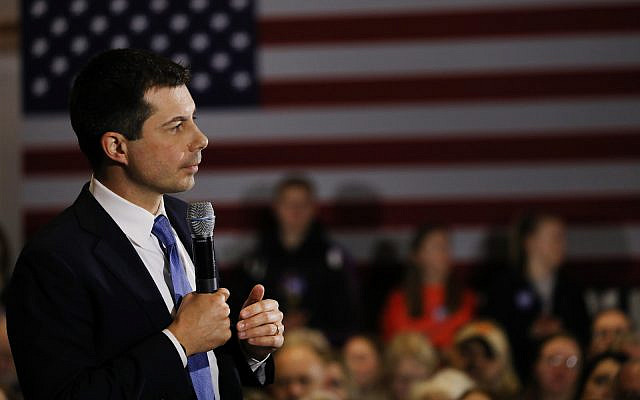Democratic presidential hopeful Pete Buttigieg speaks to voters in Cedar Falls, Iowa, Jan. 15, 2020. (Spencer Platt/Getty Images)