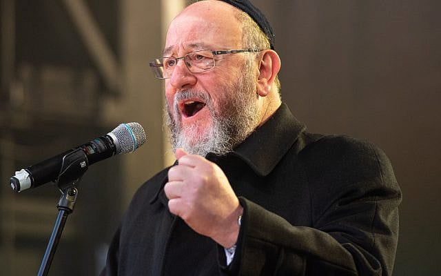 Chief Rabbi Ephraim Mirvis speaking during the annual Menorah Lighting Ceremony on Trafalgar Square (Photo credit: Dominic Lipinski/PA Wire)