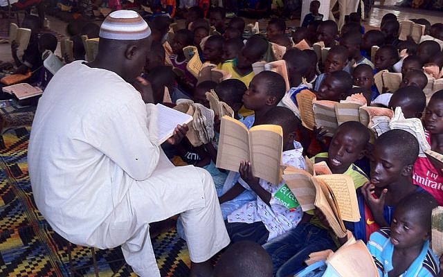 A religious teacher and students in a Daraa, a religious school, in Senegal. (Picture from Seneweb)