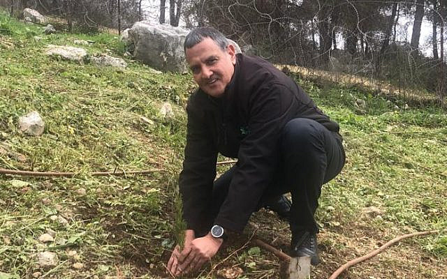 Planting a tree at Neot Kedumim