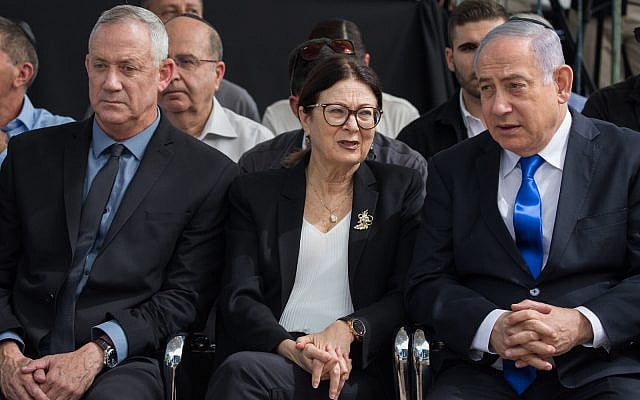 Prime Minister Benjamin Netanyahu (right), Blue and White leader Benny Gantz and Chief Justice of Supreme Court Esther Hayut at the memorial ceremony for the late President Shimon Peres, at the Mount Herzl cemetery in Jerusalem, on September 19, 2019. (Yonatan Sindel/Flash90)