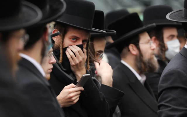 Hundreds of members of the Orthodox Jewish community attend the funeral for a rabbi who died from the coronavirus in the Borough Park neighborhood which has seen an upsurge of (COVID-19) patients during the pandemic on April 05, 2020 in the Brooklyn Borough of New York City.(Spencer Platt/Getty Images)