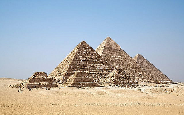 The Gizah Pyramids in Egypt, built by slaves. (Ricardo Liberato, Wikimedia Commons, CC BY-SA 2.00.