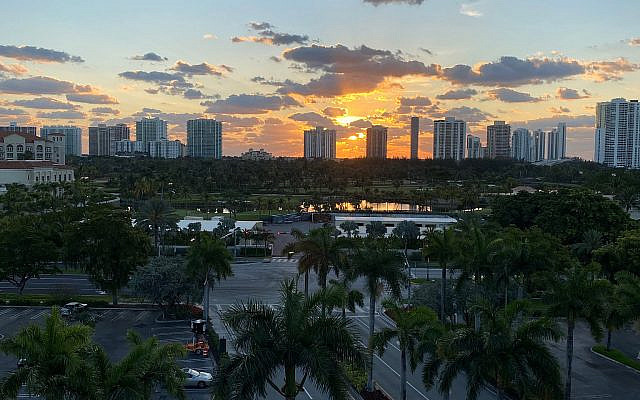 The beginning of another day, the time between sunrise and daylight. Aventura, Florida, April, 2020 The beginning of another day, the time between sunrise and daylight. Aventura, Florida, April, 2020