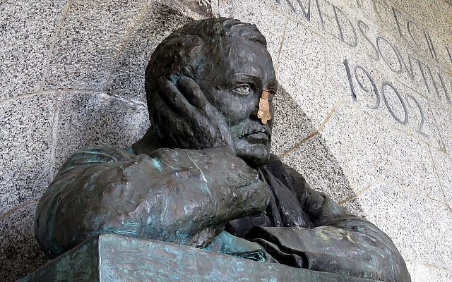 The 'defaced' bronze bust of Cecil Rhodes at the Rhodes Memorial, Cape Town, South Africa. (Wikipedia/Author Prosthetic Head/ Attribution-ShareAlike 4.0 International (CC BY-SA 4.0) https://creativecommons.org/licenses/by-sa/4.0/legalcode via Jewish News) The 'defaced' bronze bust of Cecil Rhodes at the Rhodes Memorial, Cape Town, South Africa. (Wikipedia/Author Prosthetic Head/ Attribution-ShareAlike 4.0 International (CC BY-SA 4.0) https://creativecommons.org/licenses/by-sa/4.0/legalcode via Jewish News)