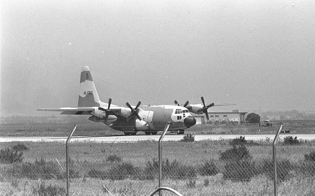 One of the Lockheed C-130 Hercules transport planes lands at Ben-Gurion Airport carrying hijacked Air France passengers rescued in the IDF Operation Entebbe. (Jewish News)
