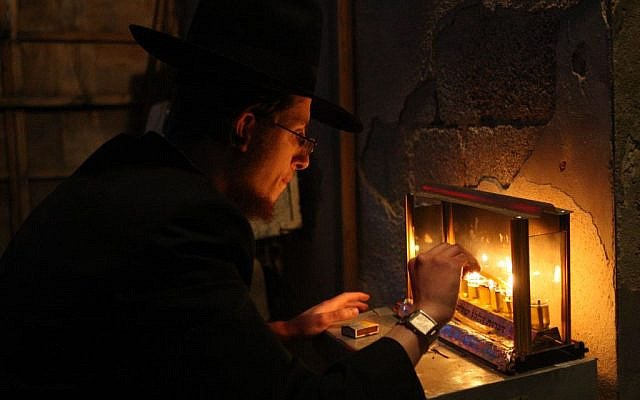 Lighting Hanukkah candles in Nachlaot, Jerusalem. (Keren Freeman/Flash 90)
