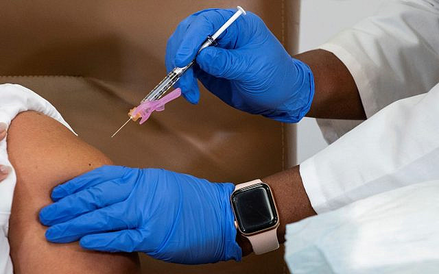 FILE PHOTO: Arlene Ramirez, RN, director, patient care, ED, Long Island Jewish Valley Stream, receives the Moderna coronavirus disease (COVID-19) vaccine at Northwell Health's Long Island Jewish Valley Stream hospital in New York City, U.S., December 21, 2020.   REUTERS/Eduardo Munoz/Pool/File Photo