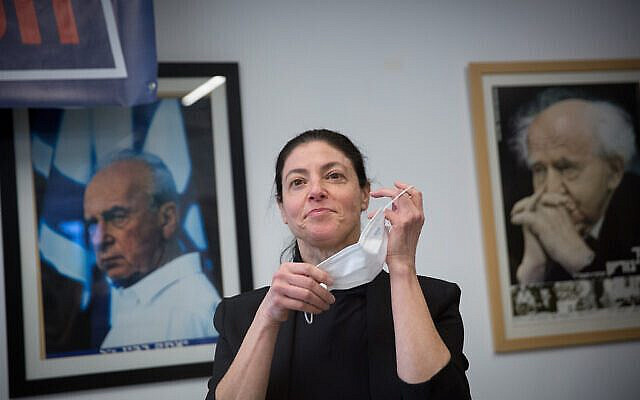Labor party member Merav Michaeli casts her vote at a Labour party polling station in Tel Aviv on January 24, 2021, Party members go to the polls to choose the party leader for the upcoming general elections. Photo by Miriam Alster/Flash90 
 *** Local Caption *** מפלגת העבודה
הצבעה
קלפי
תל אביב
בחירות
מפלגה
חבר כנסת
פריימריז
תל אביב
מירב מיכאלי