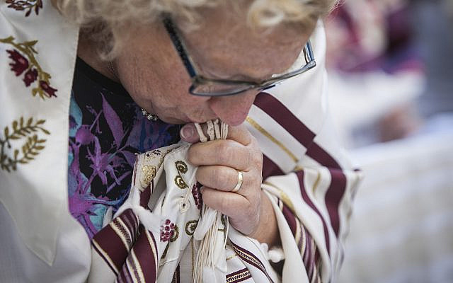A woman with a tallit. Jewish traditional religious practice is fading among new generations of American Jews, according to the findings from the Pew Research Center's 2021 study on American Judaism. (Yochi Rappeport via Wikimedia Commons/ Creative Commons) A woman with a tallit. Jewish traditional religious practice is fading among new generations of American Jews, according to the findings from the Pew Research Center's 2021 study on American Judaism. (Yochi Rappeport via Wikimedia Commons/ Creative Commons)