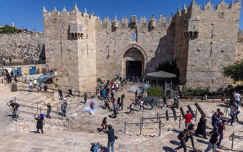 Israeli police officers seen during clashes with protesters at Damascus Gate in Jerusalem's Old City, May 18, 2021. (Olivier Fitoussi/ Flash90)