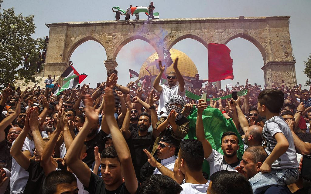 Palestinian worshippers protest at the Al-Aqsa mosque compound in Jerusalem Old City on May 21, 2021. (Jamal Awad/Flash90)