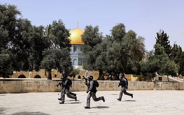 Israeli security forces run during clashes with Palestinians at the compound that houses Al-Aqsa Mosque, known to Muslims as Noble Sanctuary and to Jews as Temple Mount, in Jerusalem's Old City May 21, 2021. REUTERS/Ammar Awad Israeli security forces run during clashes with Palestinians at the compound that houses Al-Aqsa Mosque, known to Muslims as Noble Sanctuary and to Jews as Temple Mount, in Jerusalem's Old City May 21, 2021. REUTERS/Ammar Awad