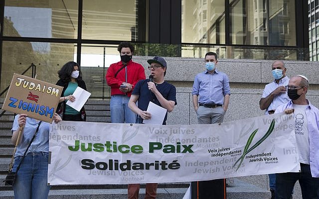 Aaron Lakoff speaking at a press conference outside the Israeli consulate in Montreal, May 17, 2021. (Photo: Ion Etxebarria)