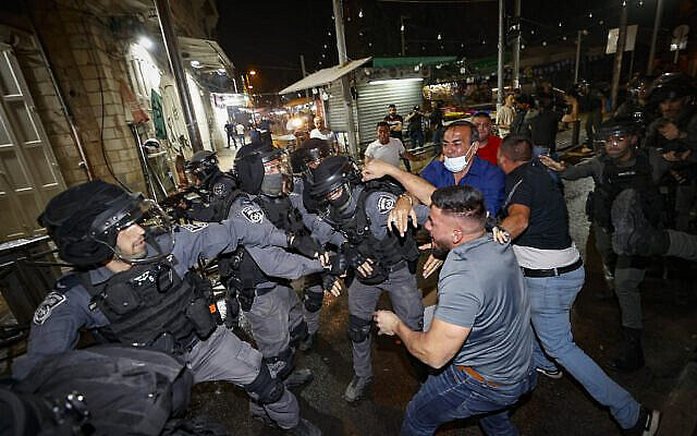 Police Officers clash with protesters outside Damascus Gate in Jerusalem during the month of Ramadan on May 09, 2021.  Photo by Yonatan Sindel/Flash90
 *** Local Caption *** שער שכם בירושלים
שוטרים
שומר
שומרים
רמאדן
רמדן