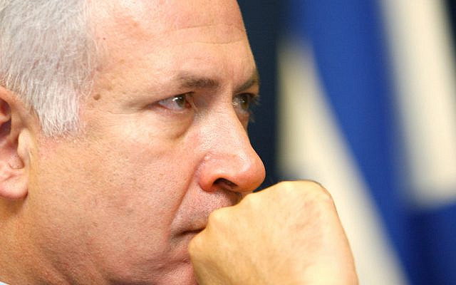 08.11.2004 - Finance Minister Biniamin Netanyahu  at the presentation of the Bachar capital markets reform committee at the Treasury in Jerusalem.
 
Photo:Ariel Jerozolimski
