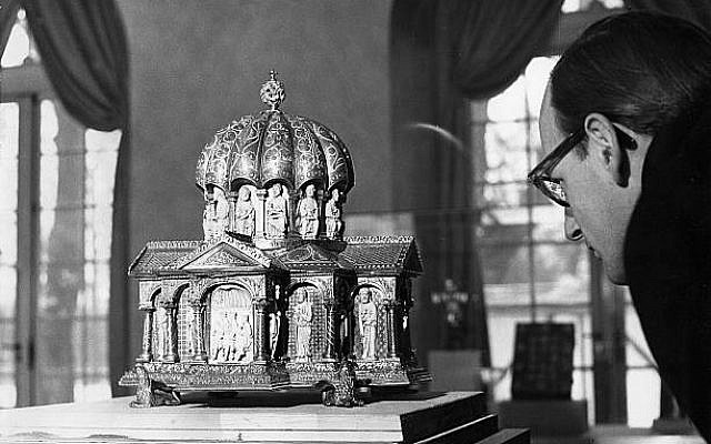 (GERMANY OUT) Ausstellung des Welfenschatzes im Kunstgewerbemuseum des Schloss Charlottenburg.Kuppelreliquiar, Köln um 1175- Dezember 1963 (Photo by von der Becke/ullstein bild via Getty Images)