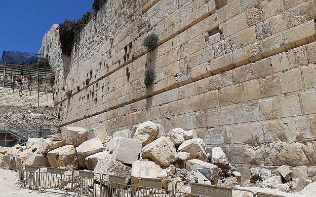 The Second Temple Period street running along the Western Wall (Kotel). The Ezrat Yisrael is located to the left of this picture. Source: Wikimedia Commons
