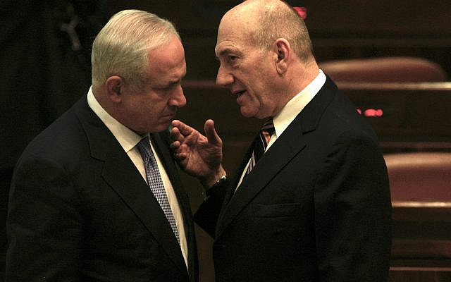 Outgoing prime minister Ehud Olmert speaks to the new prime minister Benjamin Netanyahu on the night of his inauguration at the Kneset. March 31, 2009. (Yossi Zamir/FLASH90)