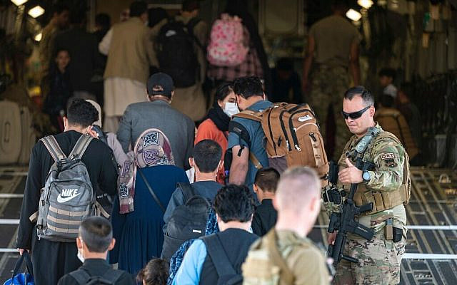 2GFB2H1 U.S. Air Force Airmen guides qualified evacuees aboard a U.S. Air Force C-17 Globemaster III in support of the noncombatant evacuation operation at Hamid Karzai International Airport (HKIA), Afghanistan, Aug. 24, 2021. The Department of Defense is committed to supporting the U.S. State Department in the departure of U.S. and allied civilian personnel from Afghanistan and to evacuate Afghan allies to safety. (U.S. Air Force photo by Senior Airman Taylor Crul) Via Jewish News