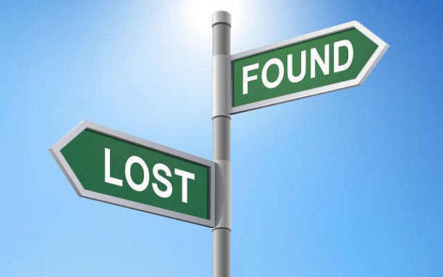 crossroad 3d vector road sign saying lost and found