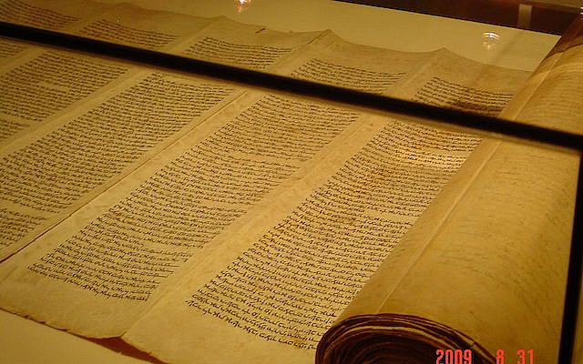 https://commons.wikimedia.org/wiki/File:Hebrew_Sefer_Torah_Scroll_side_view.JPG