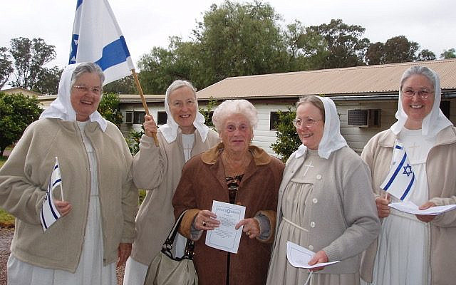 The Sisters of Mary in Sydney with the late Lilly Silver, mother of Elaine Black a close friend of the Sisters (2007). (courtesy)