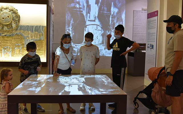 Micaela Pavoncello, Founder of Jewish Roma, taking children on a ‘virtual journey’ of the Ghetto inside the Jewish Museum of Rome
Photo: Brenda Lee Bohen