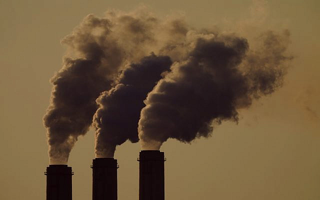 Emissions rise from the smokestacks at the Jeffrey Energy Center coal power plant as the suns sets, near Emmett, Kansas, September 18, 2021. (Charlie Riedel/AP) Emissions rise from the smokestacks at the Jeffrey Energy Center coal power plant as the suns sets, near Emmett, Kansas, September 18, 2021. (Charlie Riedel/AP)