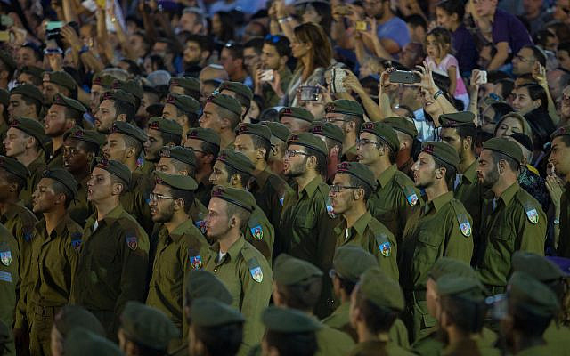 Israeli soldiers attend a swearing-in ceremony as they are inducted into the Givati Brigade, at the Western Wall in Jerusalem Old City, June 23, 2016. (Flash90)