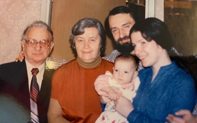 Ephraim and Anna Kholmyansky (r) with his parents (l) and their daughter, Moscow 1987. Ephraim and Anna Kholmyansky (r) with his parents (l) and their daughter, Moscow 1987.