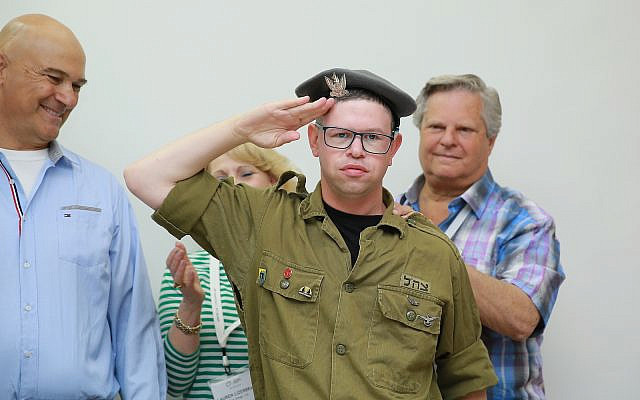 Dr. Sol Lizerbram and Lauren Lizerbram honor Special in Uniform participants (courtesy JNF-USA)