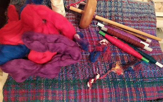 Spinning and weaving. (Ja'el Batyah, artist, Studio Tiferet HaYetsirah) Spinning and weaving. (Ja'el Batyah, artist, Studio Tiferet HaYetsirah)
