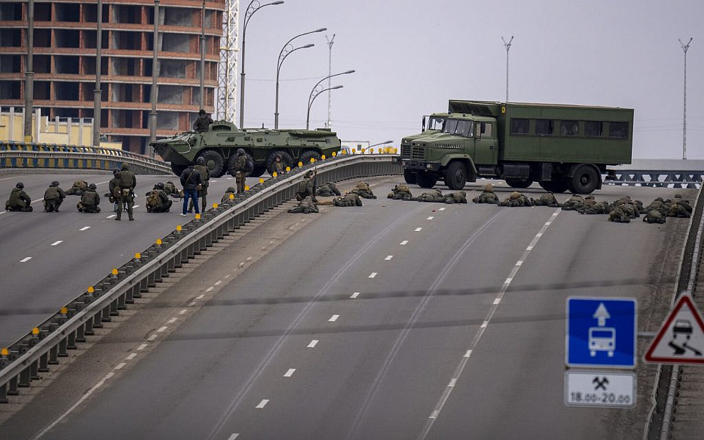 Ukrainian soldiers take position on a bridge inside the city of Kyiv, Ukraine, February 25, 2022. (AP Photo/Emilio Morenatti)