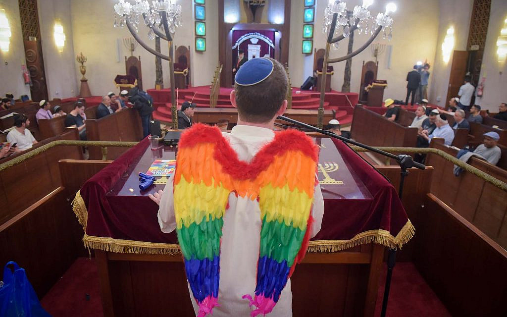 Reading of Megillat Esther during the holiday of Purim, at the Great Synagogue in Tel Aviv, on March 9, 2020. (Avshalom Sassoni/Flash90)