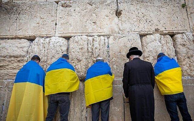 Ukraine's ambassador to Israel, Yevgen Korniychuk, Ukrainian citizens and supporters attend a special prayer for the Ukrainian people organized by Businessman Arie Schwartz, at the Western Wall, in Jerusalem's Old City on March 2, 2022. Photo by Yonatan Sindel/Flash90 *** Local Caption *** תפילה
תפילות
חרדי
כותל
הכותל
המערבי
מערבי
טלית
טליתות
דגל
אוקראינה
מפללים
מלחלמה
פלישה
שגריר
שגריר אוקראינה בישראל איבגן קורניצ'וק