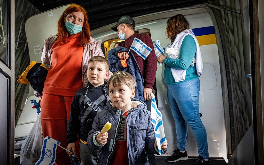 New immigrants fleeing the war in Ukraine arrive at Ben Gurion Airport near Tel Aviv on March 6, 2022. (Nati Shohat/Flash90) New immigrants fleeing the war in Ukraine arrive at Ben Gurion Airport near Tel Aviv on March 6, 2022. (Nati Shohat/Flash90)