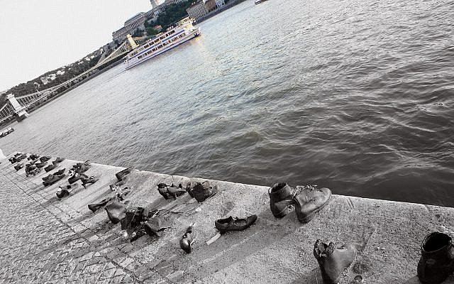 Inna Rogatchi (C). Greetings from the Past. Danube Perspective. The Holocaust Album. 2016.