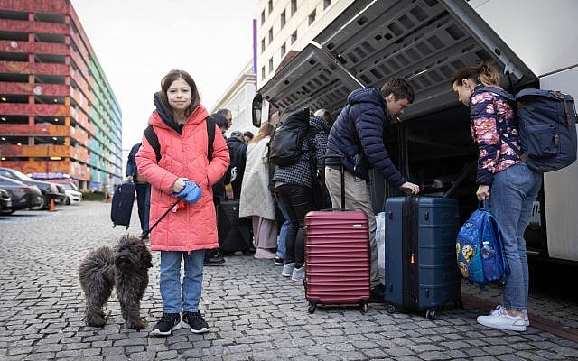Jewish Ukrainians leave a hotel and are headed for the airport to board a plane of The Jewish Agency as they make their way to Israel, March 6, 2022 in Warsaw, Poland. (Olivier Fitoussi/Flash90)