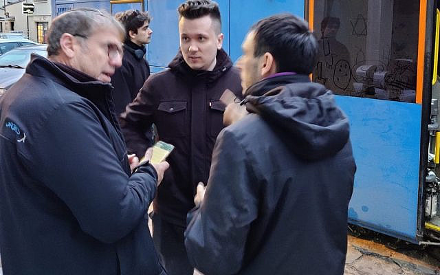 JRoots co-founder Tzvi Sperber (left) coordinates the arrangement of emergency supplies for Ukrainian refugees at the Polish border. (via Jewish News)