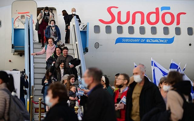 Jewish immigrants fleeing the war in Ukraine, arrive at Ben Gurion airport near Tel Aviv on March 6, 2022. (Tomer Neuberg/ FLASH90)