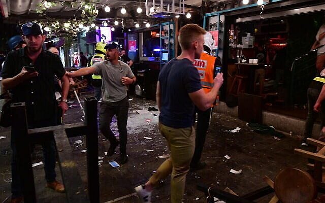 Police and rescue workers at the scene of a terror attack on Dizengoff street, central Tel Aviv on April 7, 2022. (Avshalom Sassoni/ FLASH90) Police and rescue workers at the scene of a terror attack on Dizengoff street, central Tel Aviv on April 7, 2022. (Avshalom Sassoni/ FLASH90)