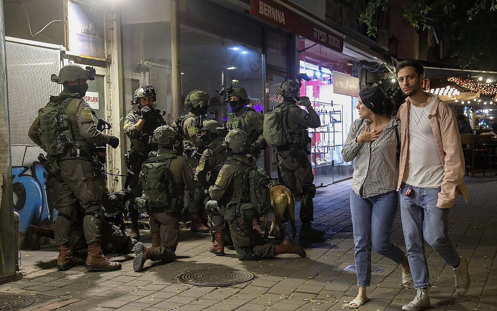 Israeli soldiers search at the scene of a terror attack on Dizengoff Street, Tel Aviv. Two people were killed and several more injured in the attack, April 7, 2022. (Noam Revkin Fenton/Flash90) Israeli soldiers search at the scene of a terror attack on Dizengoff Street, Tel Aviv. Two people were killed and several more injured in the attack, April 7, 2022. (Noam Revkin Fenton/Flash90)