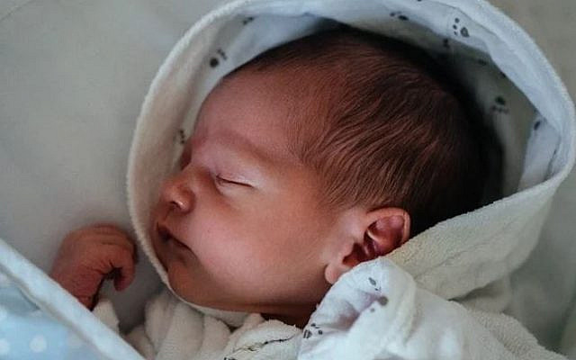 https://pixabay.com/photos/newborn-baby-toddler-child-family-4785644/