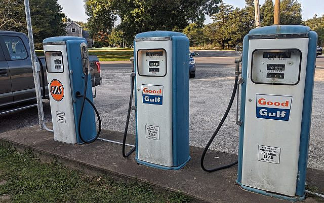 Springs, NY General Store NRHP site - vintage gas pumps. (CC BY-SA, CaptJayRuffins / Wikimedia Commons)