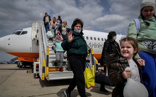 Illustrative: Ukrainians who fled the fighting in Ukraine land at Ben Gurion Airport outside Tel Aviv on March 17, 2022. (Yossi Zeliger/Flash90)