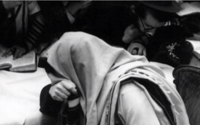 Rabbi Menachem Mendel Schneerson weeps in 770 (Crown Heights.info)