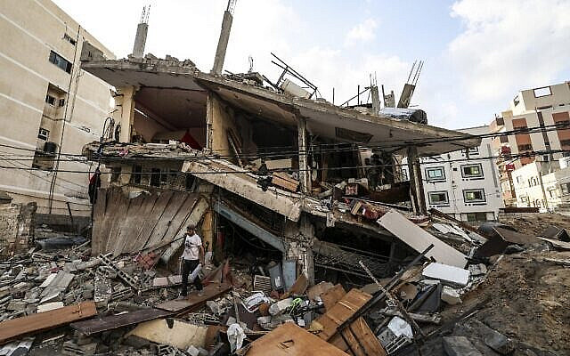 Palestinians salvage belongings from the rubble of their home, following Israeli air strikes in Gaza City, on August 7, 2022. (Photo by MAHMUD HAMS / AFP) Palestinians salvage belongings from the rubble of their home, following Israeli air strikes in Gaza City, on August 7, 2022. (Photo by MAHMUD HAMS / AFP)