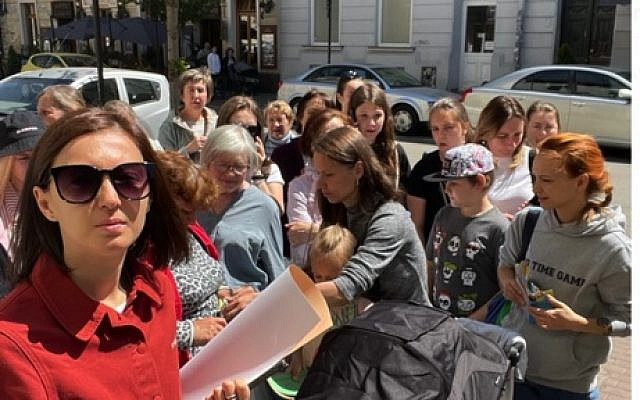 Nastya directing a group of Ukrainian refugees, waiting in line at the JCC distribution center in Krakow (Photo: Avi Baumol) Nastya directing a group of Ukrainian refugees, waiting in line at the JCC distribution center in Krakow (Photo: Avi Baumol)